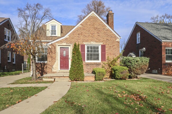 property at 1792 Roslyn Rd