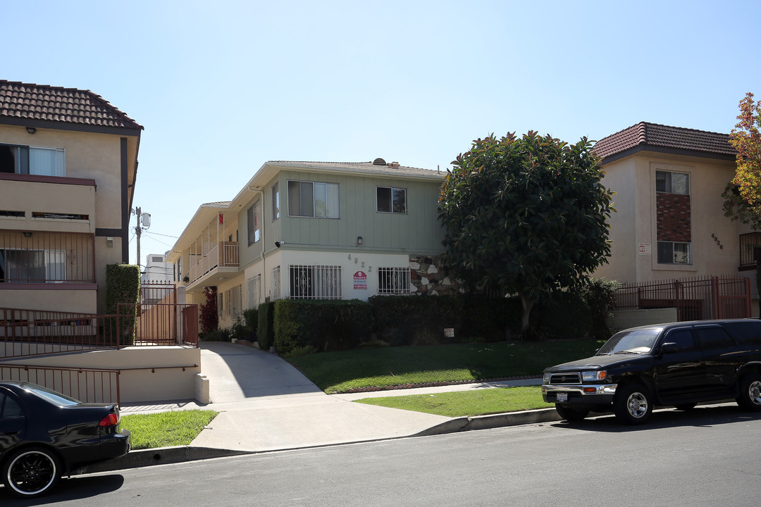 4922 Rosewood Ave in Los Angeles, CA - Building Photo