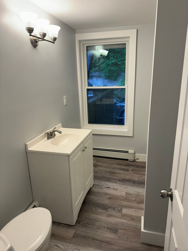 94 W Main St in Vernon, CT - Building Photo - Building Photo