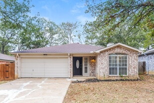 1114 Hidden Creek Dr in Mansfield, TX - Building Photo