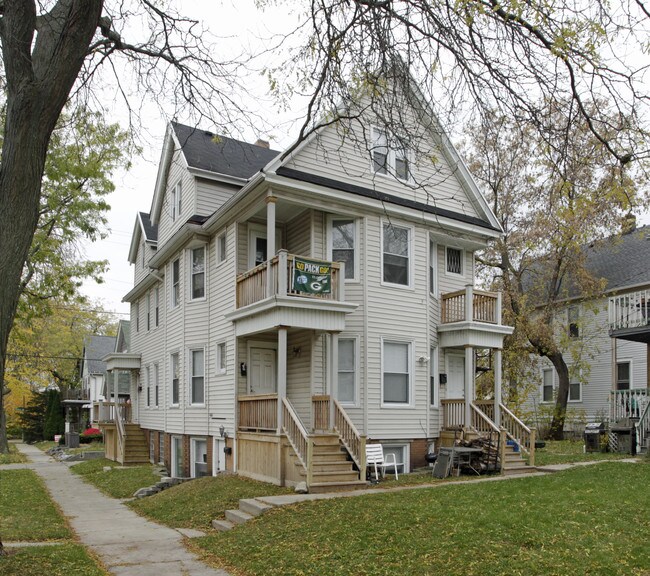 2555 N Bartlett Ave in Milwaukee, WI - Foto de edificio - Building Photo