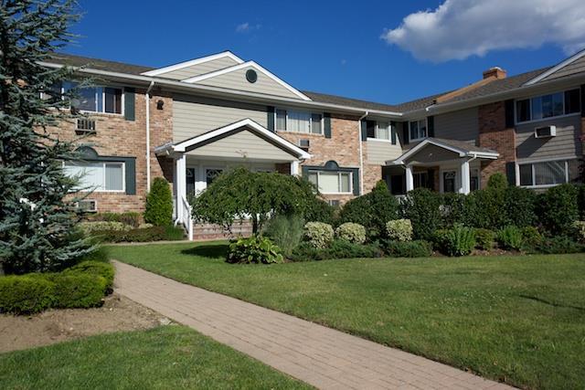 134 Park Ave in Babylon, NY - Building Photo
