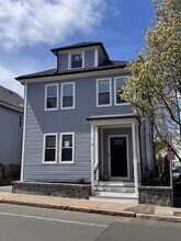 19 Dane St, Unit 1 in Somerville, MA - Foto de edificio - Building Photo