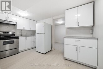 11 Greenbriar Rd in Toronto, ON - Building Photo - Building Photo