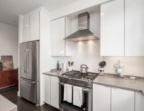 2 W 6th St, Unit 306 in Boston, MA - Foto de edificio - Building Photo