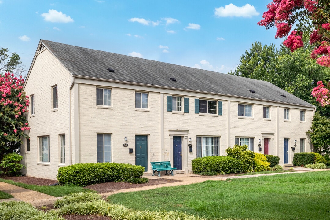 Brookville Townhomes in Alexandria, VA - Foto de edificio