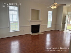 1614 Thayer Dr in Winterville, NC - Foto de edificio - Building Photo