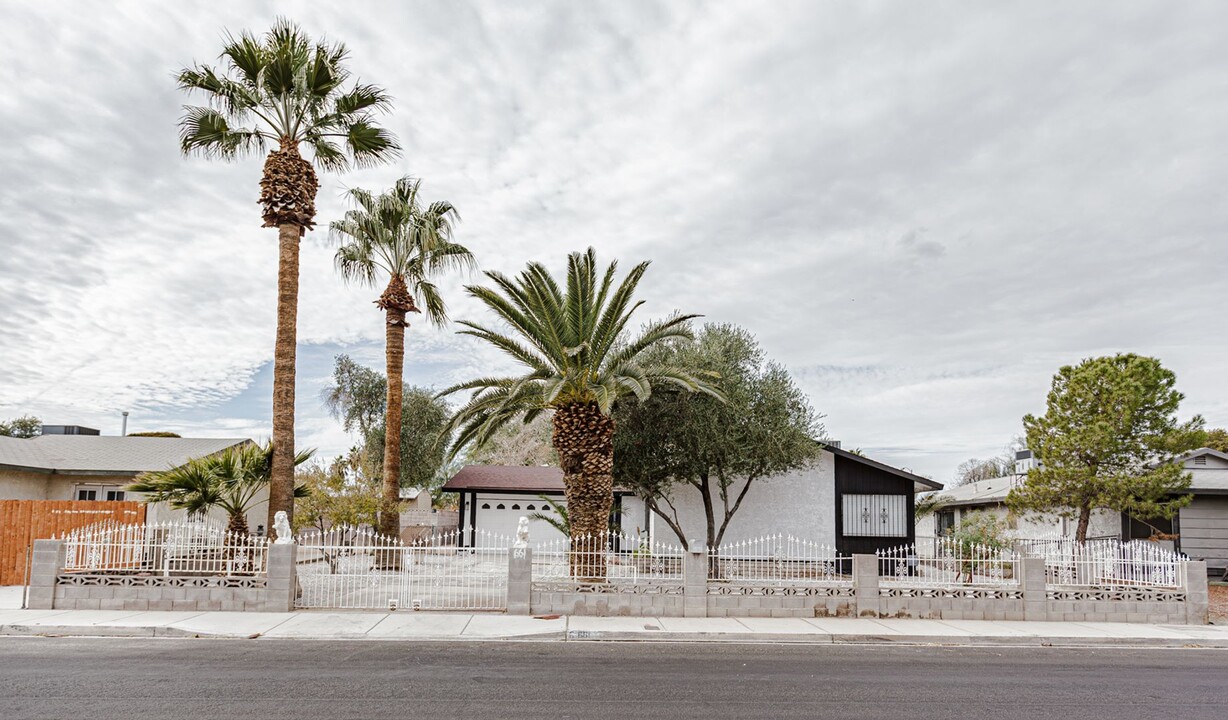 661 Riata Way in Las Vegas, NV - Foto de edificio