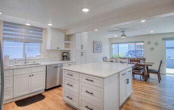 5008 Seashore Dr in Newport Beach, CA - Building Photo - Building Photo