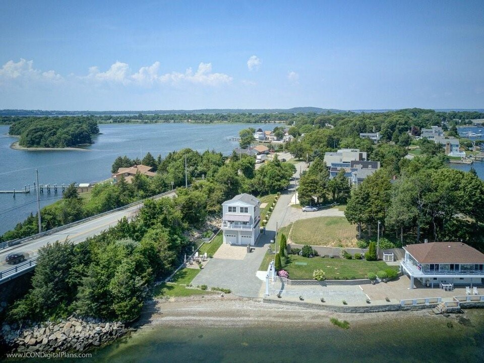 223 Cliff Ave in Portsmouth, RI - Building Photo