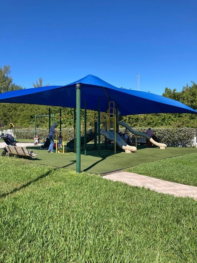 1275 Yellowheart Way in Hollywood, FL - Building Photo - Building Photo