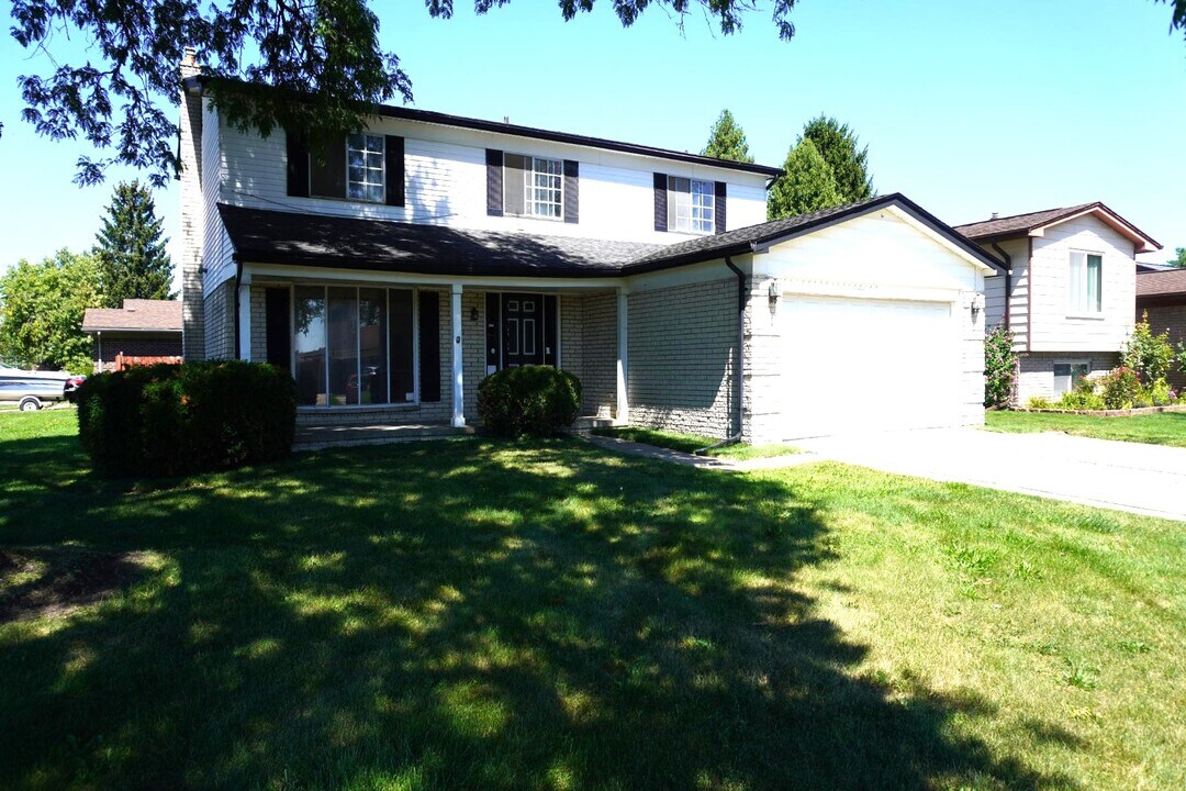 4415 Fox Hill Dr in Sterling Heights, MI - Building Photo