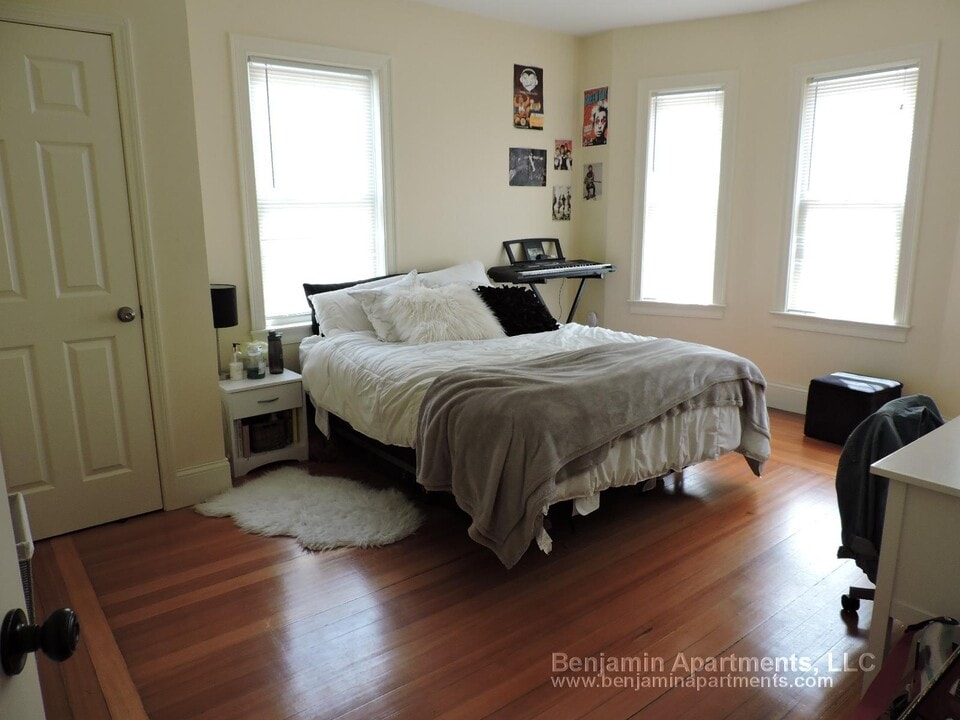 74 Brooks St, Unit 1 in Boston, MA - Foto de edificio