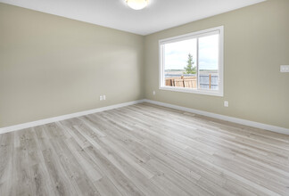 720 Berg Lp in Leduc, AB - Building Photo - Building Photo