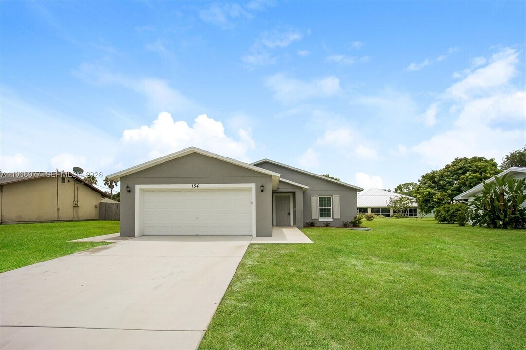 154 NW Curtis St in Port St. Lucie, FL - Building Photo