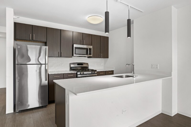 160 W Superior St in Chicago, IL - Building Photo