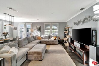 28667 N Pietro Dr in Santa Clarita, CA - Building Photo - Building Photo