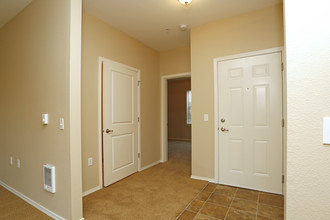 Hawk's Point Apartments in Keizer, OR - Building Photo - Interior Photo