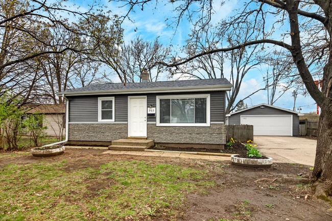 903 Merrill Ave in Loves Park, IL - Building Photo - Building Photo