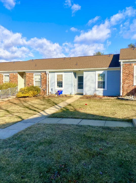 271 Bishop Ct in Old Bridge, NJ - Building Photo