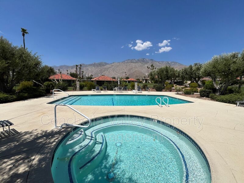 643 N Vía Acapulco in Palm Springs, CA - Building Photo