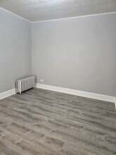 204 W 16th St, Unit 2nf fl in Linden, NJ - Foto de edificio - Building Photo