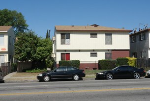 7117 Whitsett Ave in North Hollywood, CA - Building Photo