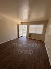 321 E Elm St in Hanford, CA - Building Photo - Building Photo