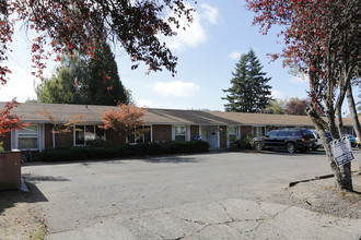 Cleveland Colonial Apartments in Gresham, OR - Building Photo - Building Photo