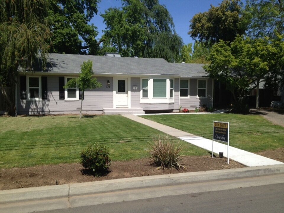 739 E Lansing Way in Fresno, CA - Building Photo