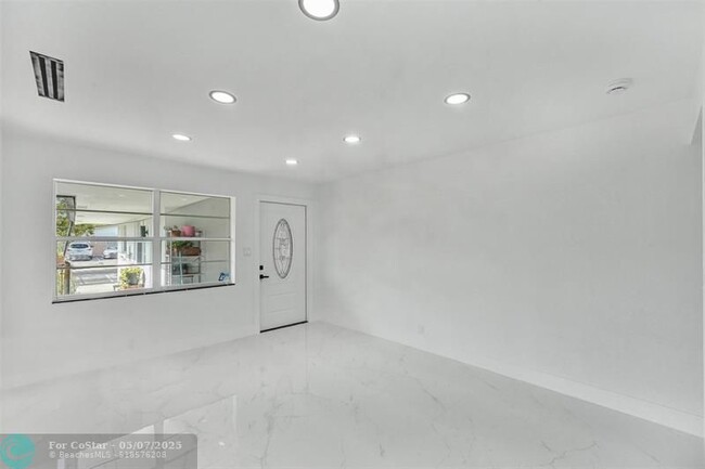 5310 NW 16th St in Lauderhill, FL - Building Photo - Building Photo