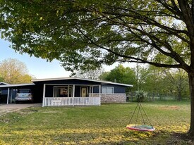 407 East St in Buda, TX - Building Photo