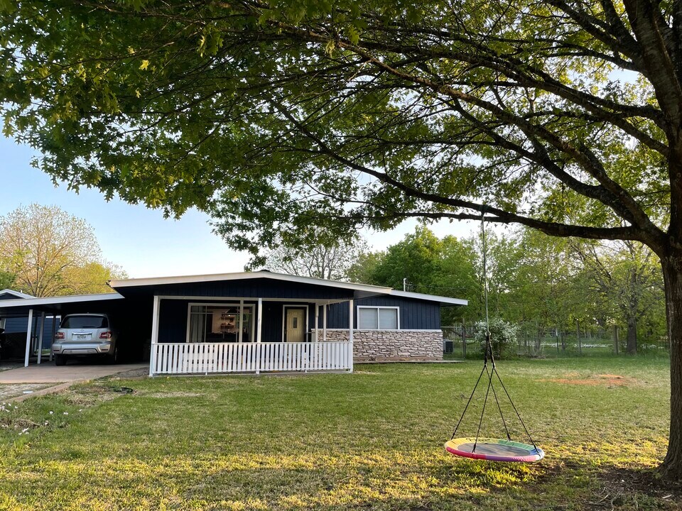 407 East St in Buda, TX - Building Photo