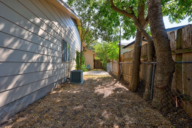 8600 Woodstone Dr in Austin, TX - Foto de edificio - Building Photo