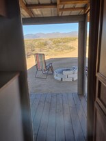 15231 S Wild Bill Rd in Yucca, AZ - Building Photo
