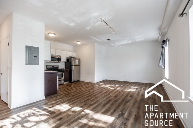 1545 W Glenlake Ave, Unit 2D in Chicago, IL - Building Photo - Building Photo