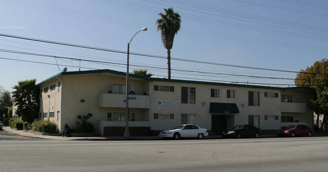 3030 E Artesia Blvd in Long Beach, CA - Foto de edificio - Building Photo