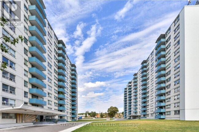 1440-1440 Lawrence Ave W in Toronto, ON - Building Photo - Building Photo