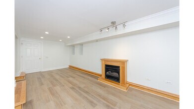 944 W Montana St, Unit garden in Chicago, IL - Foto de edificio - Building Photo