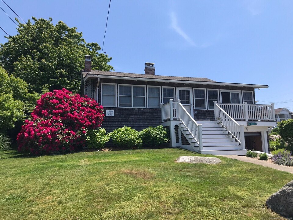 33 Crescent St in Groton, CT - Building Photo