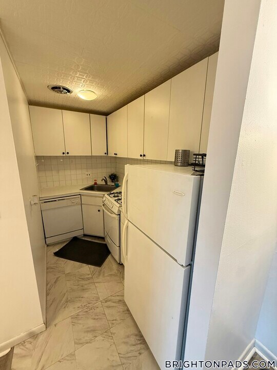 140 Kenrick St in Boston, MA - Building Photo