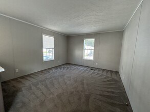 39500 Warren Rd in Canton Township, MI - Foto de edificio - Building Photo