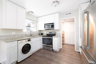 1811 E Grand Ave in Escondido, CA - Building Photo - Building Photo