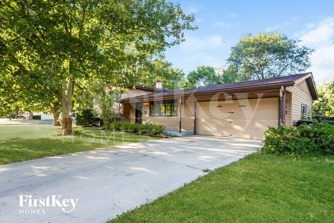 148 Berkshire Dr in Crystal Lake, IL - Building Photo - Building Photo