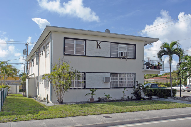 4390 W Flagler St in Miami, FL - Building Photo - Building Photo