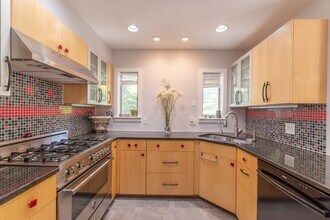 2 Benjamin Pl in Chestnut Hill, MA - Foto de edificio - Building Photo