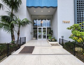 7560 Hollywood Blvd, Unit 305 in Los Angeles, CA - Foto de edificio - Building Photo