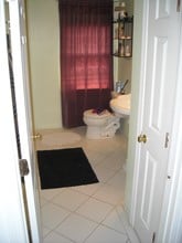 15 Center St, Unit 2 in Windsor Locks, CT - Foto de edificio - Building Photo