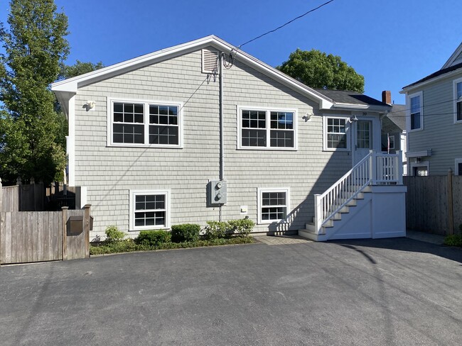 39 Warren St, Unit A in Newburyport, MA - Foto de edificio - Building Photo