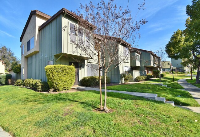 2327 Lava Dr in San Jose, CA - Foto de edificio - Building Photo